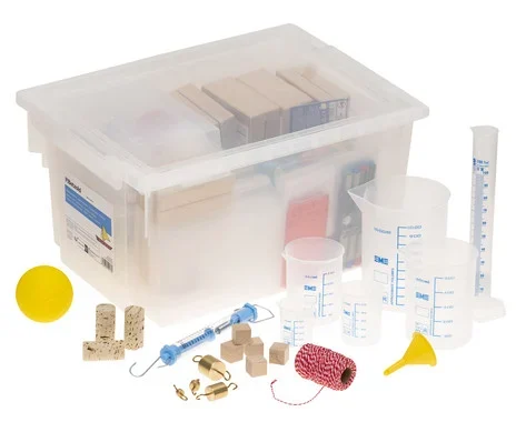 Transparante opbergdoos met materialen voor zwemmen, drijven en zinken, inclusief blokken, meetbekers en een bal.