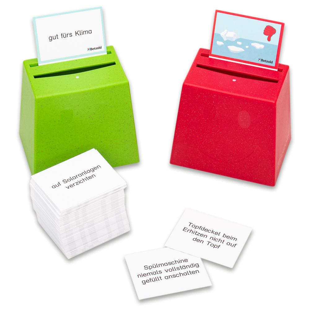 Groene en rode quizbox met kaarten, gericht op klimaatbescherming, met stapel kaarten ernaast.
