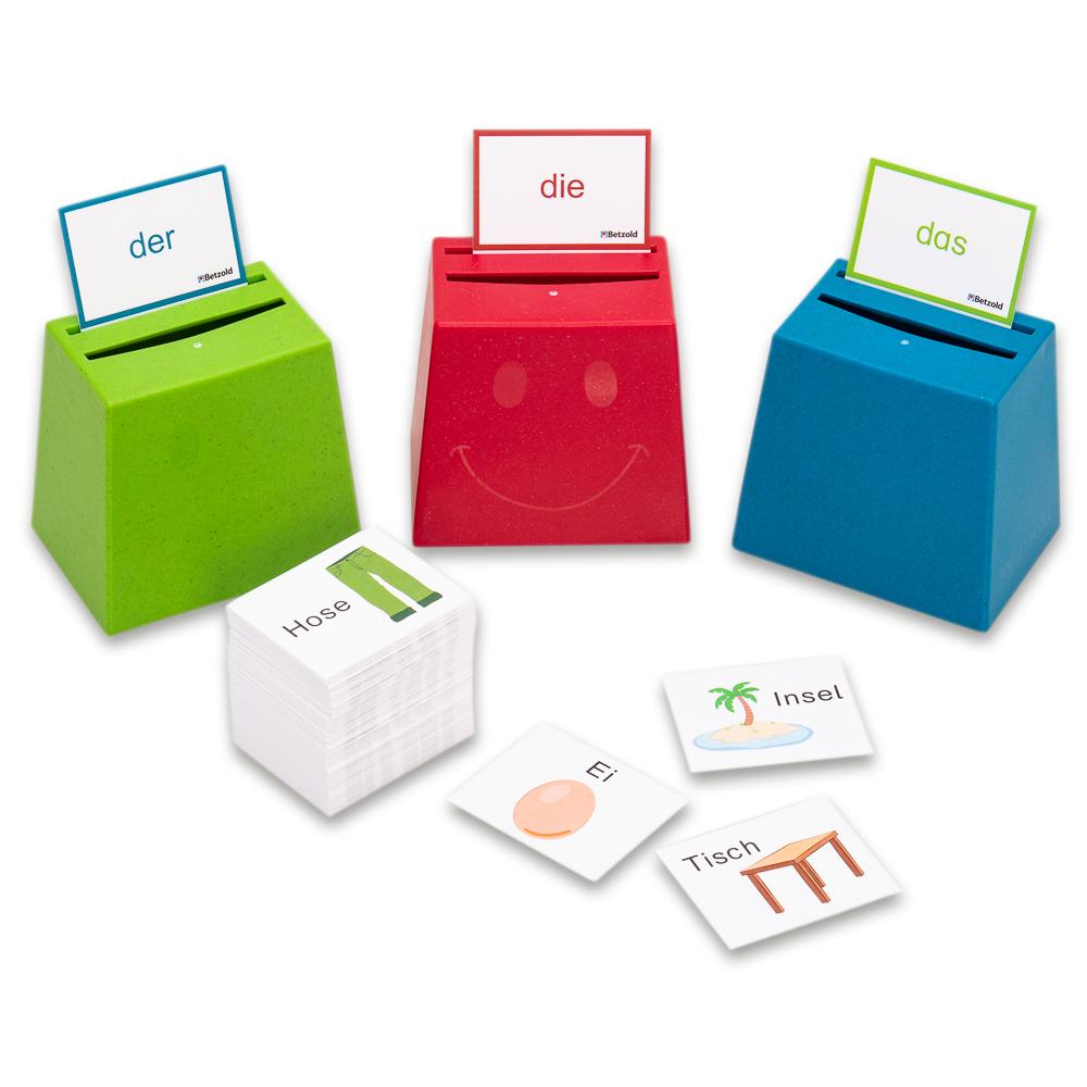 Drie kleurrijke quizdozen in groen, rood en blauw met kaarten voor het spel Cup Quizzer, welk item past?