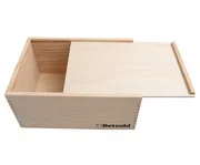 Houten opbergdoos met deksel, licht van kleur, met een schuifdeksel voor gemakkelijke toegang tot de inhoud.