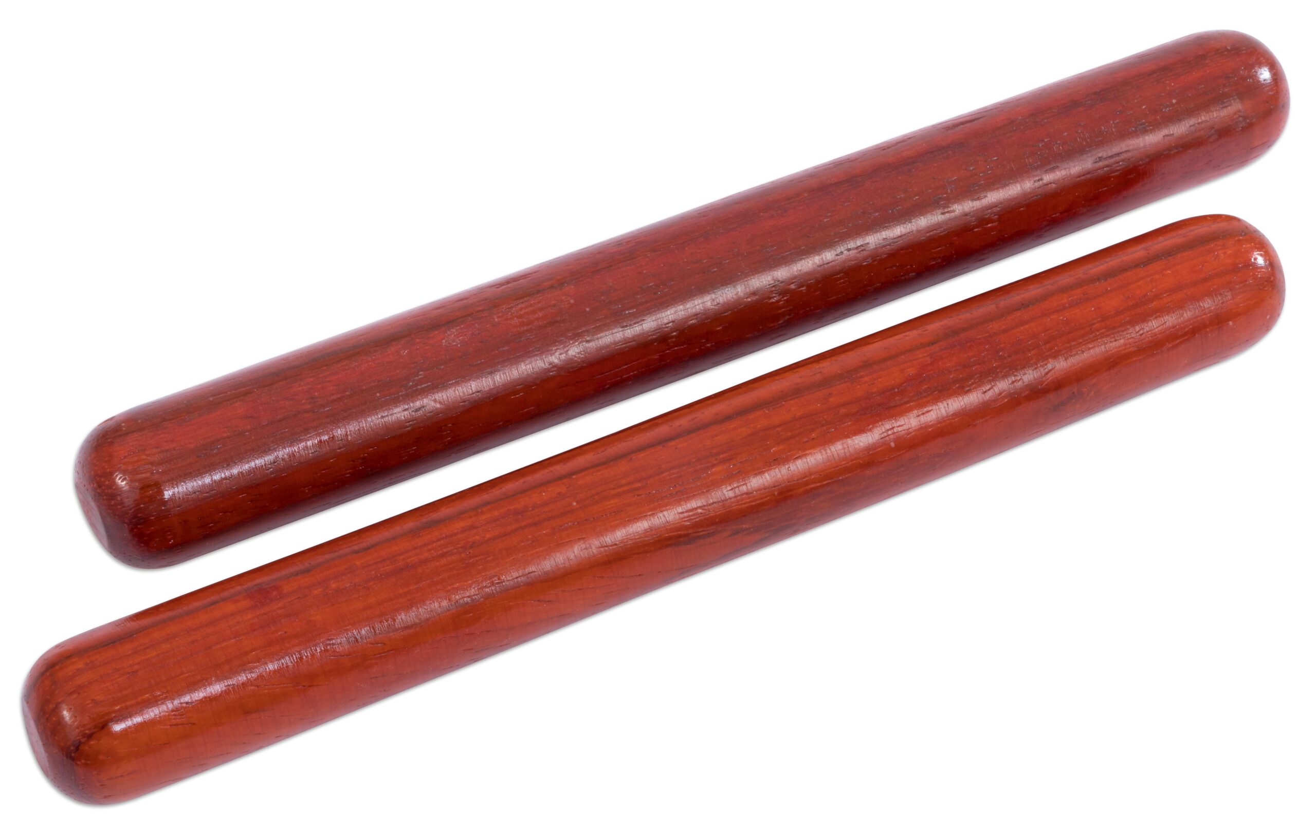 Twee houten claves van redwood, glad afgewerkt met een rijke, warme kleur en een cilindrische vorm.