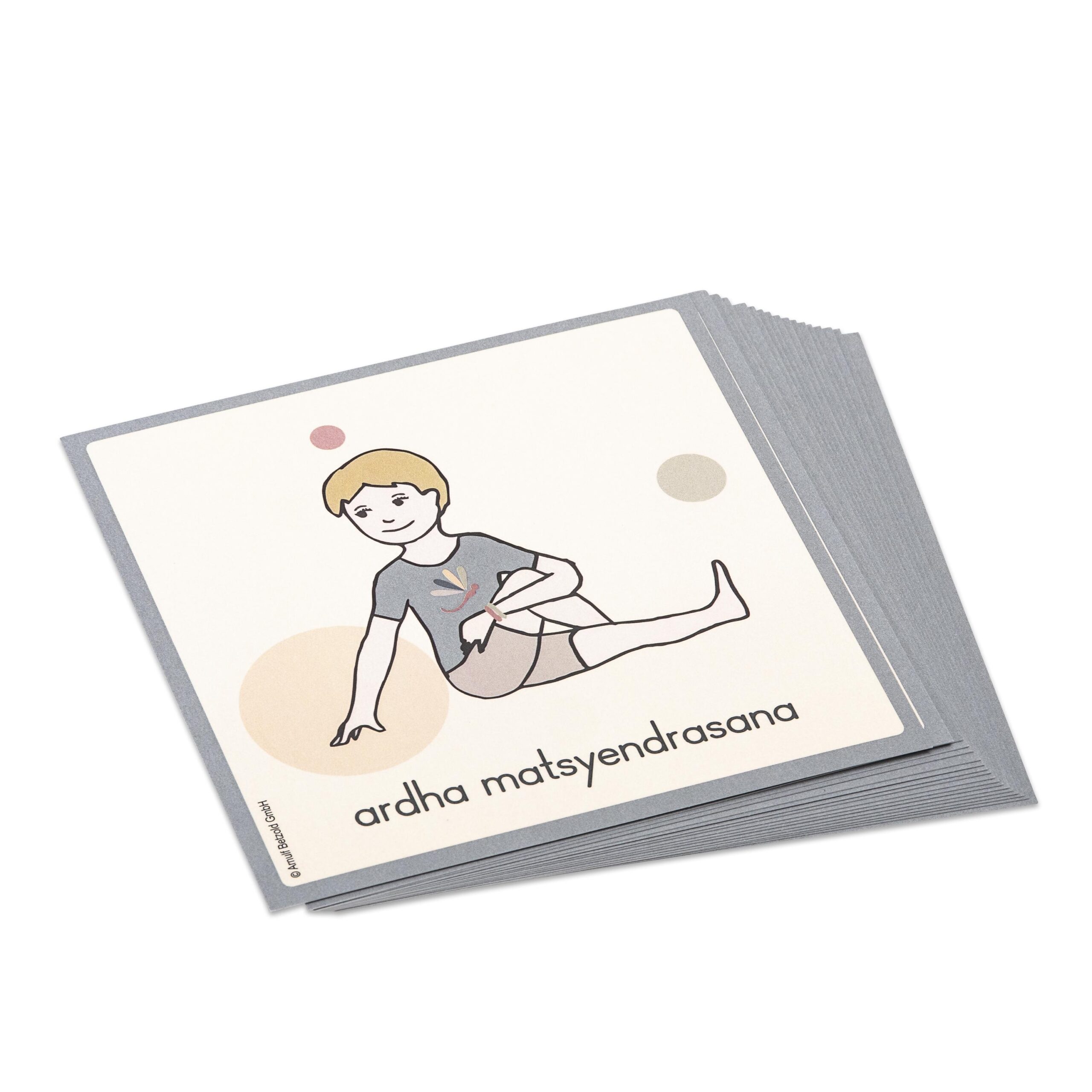 Meespeelkaarten voor kinderen met yoga-houdingen, zoals Ardha Matsyendrasana, kleurrijke illustraties en tekst.