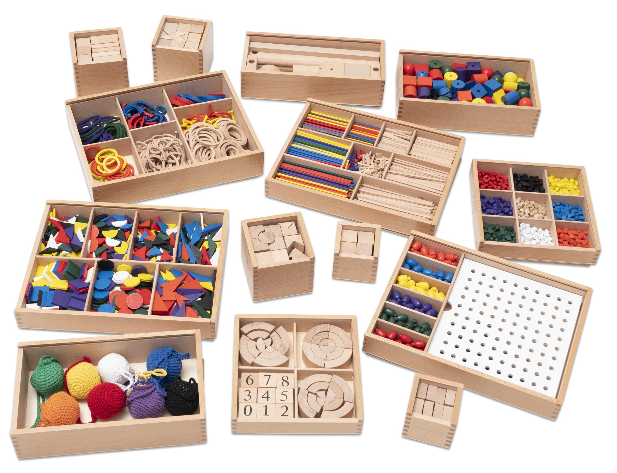 Froebel-set met houten blokken, kleurrijke vormen, kralen en diverse educatieve materialen in houten opbergdozen.