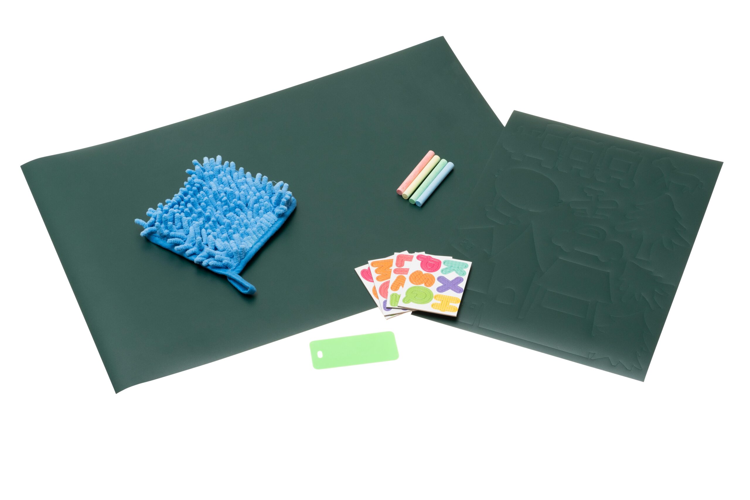 Zelfklevend magneetbord in groen met kleurrijke krijtjes, een schone doek en speelse stickers.