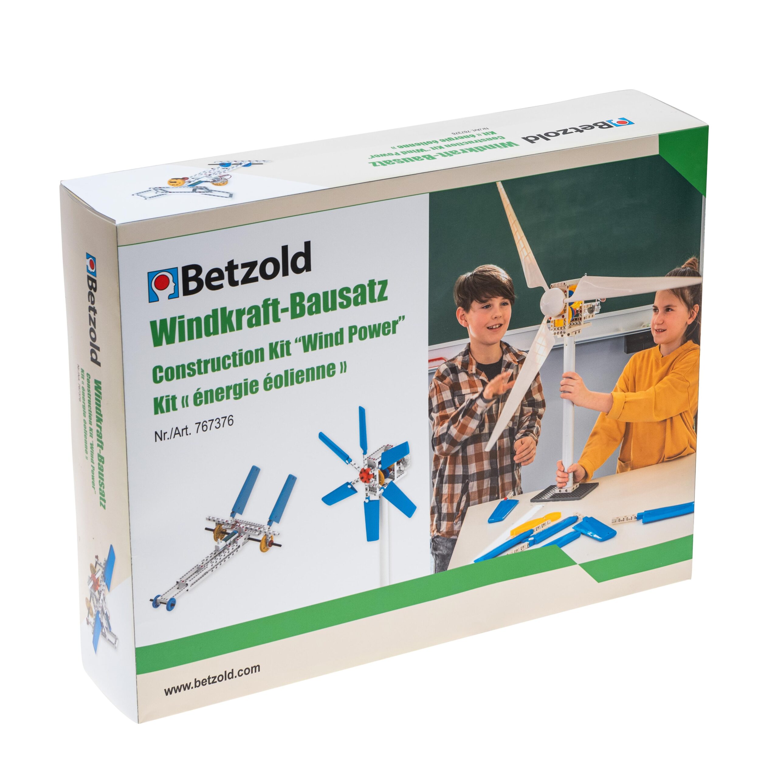 Bouwpakket voor windenergie met onderdelen en twee kinderen die het model in elkaar zetten.