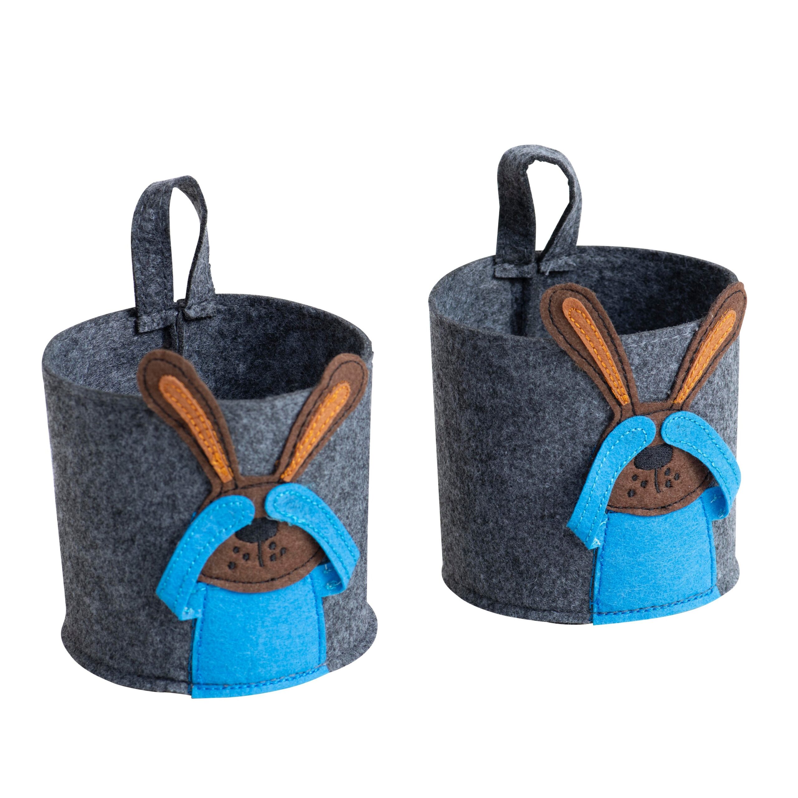 Set van twee grijze vilten manden met schattige paashaasdetails in blauw en bruin. Perfect voor decoratie of opberging.