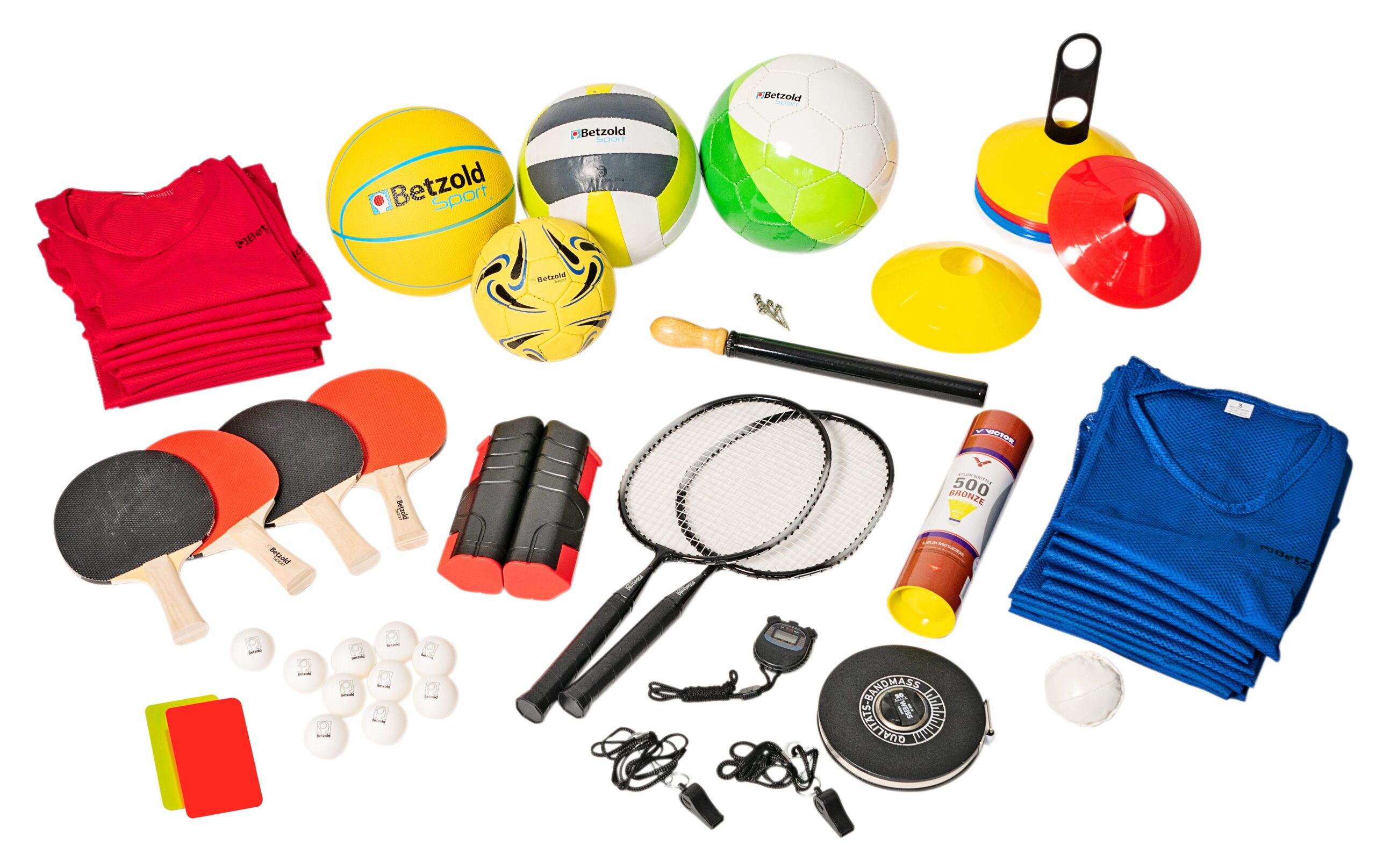 Sportbox voor basisschool met sportkleding, ballen, rackets, pingpongbatjes en diverse trainingsmaterialen.