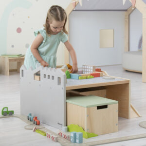 Vloerspeeltafel met opbergbanken, kinderen spelen met kleurrijke blokken en voertuigen in een speelhoek.