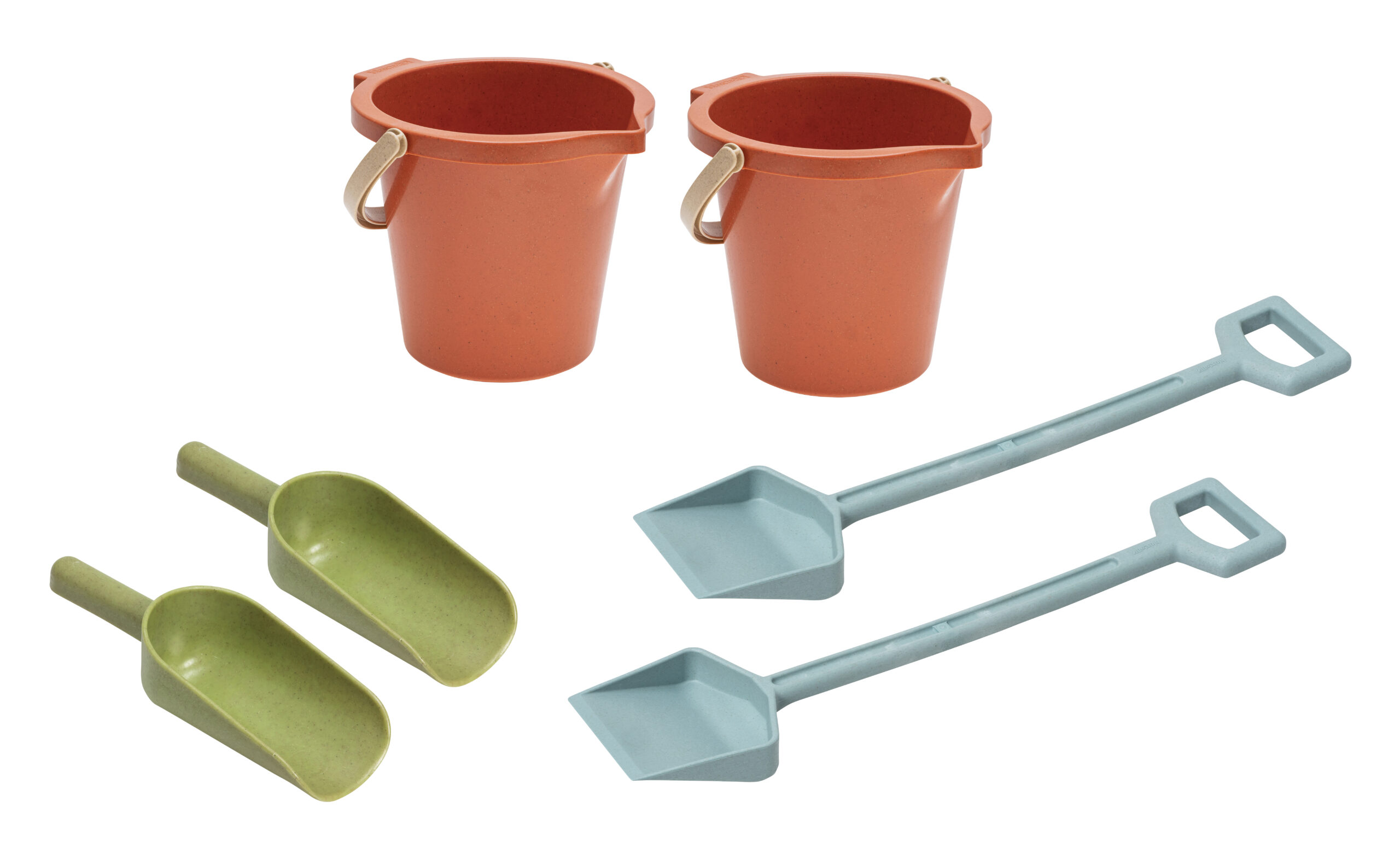 Zesdelige zandspeelset met twee oranje emmers, twee groene scheppen en twee blauwe scheppen, gemaakt van treeNside materiaal.
