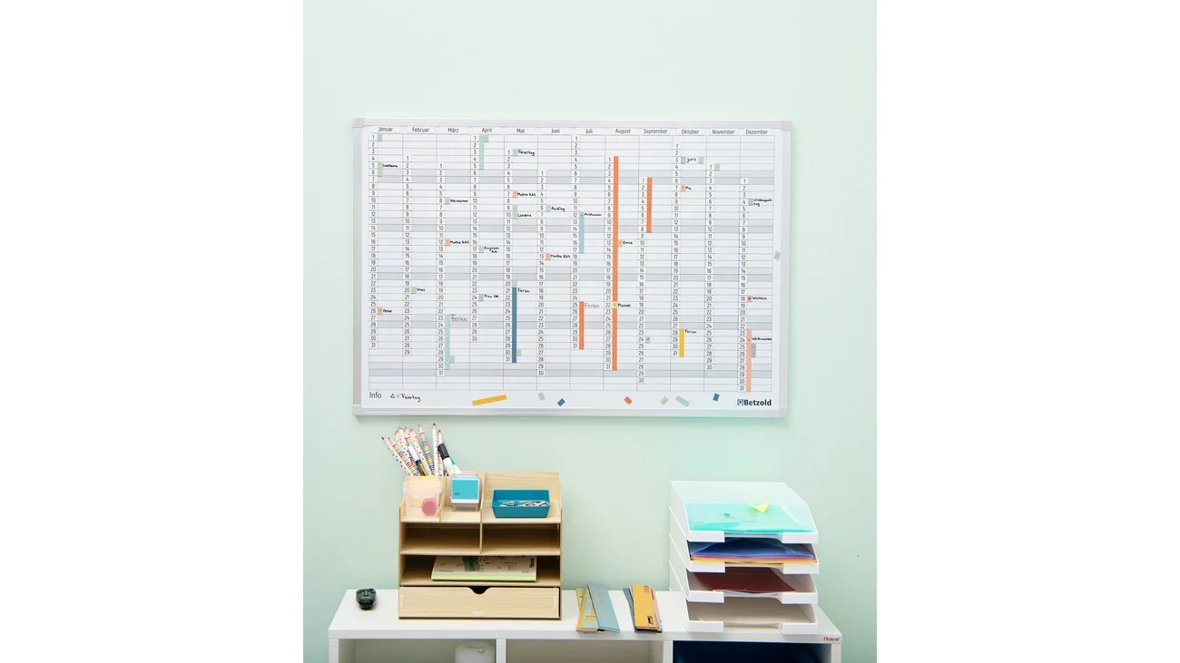 Witte jaarplanner met magnetische pastelstickers, overzicht van vakanties, studiedagen en schoolreizen, 65 x 95 cm.