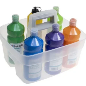 Transparante mand met handvat, gevuld met flessen in verschillende kleuren, ideaal voor creatief materiaal.