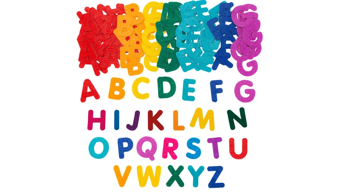 Zelfklevende viltletters in diverse kleuren, 300 stuks, alfabetvormen van A tot Z, ideaal voor creatief gebruik.