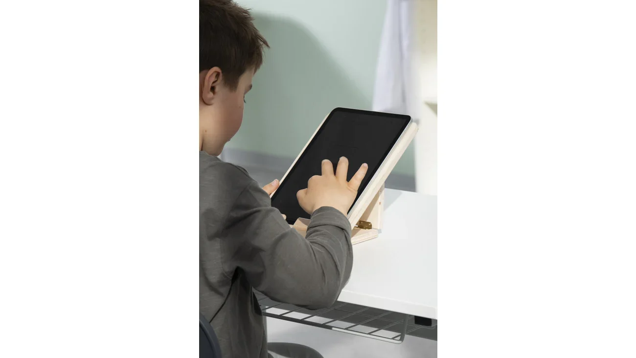 Tablethouder set van 10, met een jongen die een tablet gebruikt op een bureau, ideaal voor klassenmanagement.