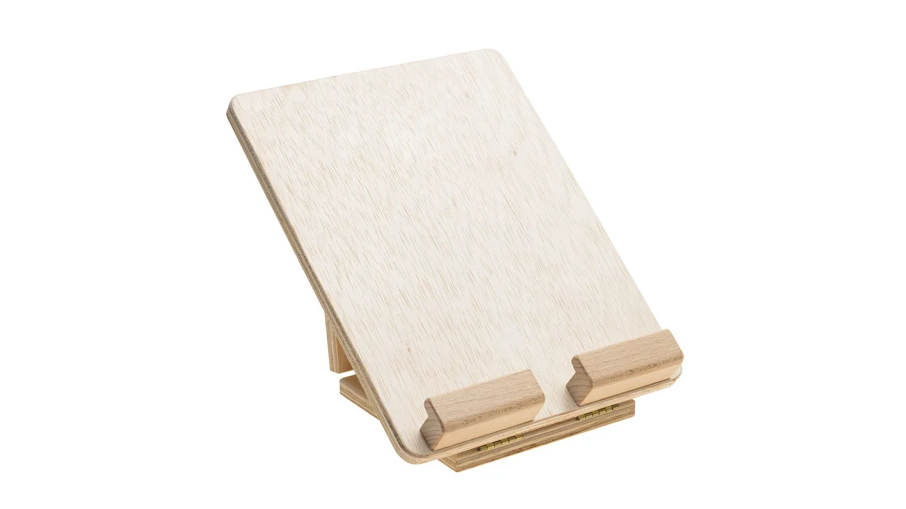 Houten tablethouder voor klassenmanagement, met een stevige standaard en twee ondersteunende klemmen.