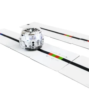 Ozobot met kleurcodemagneten op een speelmat, ideaal voor het leren van coderingsprincipes voor kleuters.