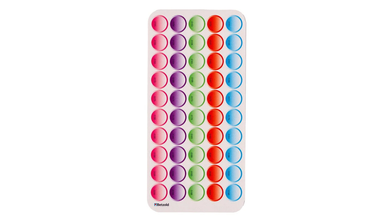 Kleurrijke stickervel met ronde stickers in paars, groen, rood en blauw, ideaal voor taalactiviteiten.