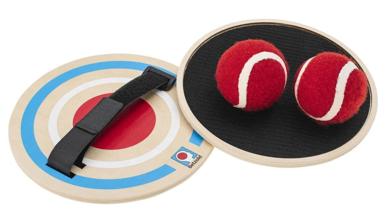 Klittenband Catch Game met twee rode ballen en een houten schijf met klittenband en handvat voor sportieve activiteiten.
