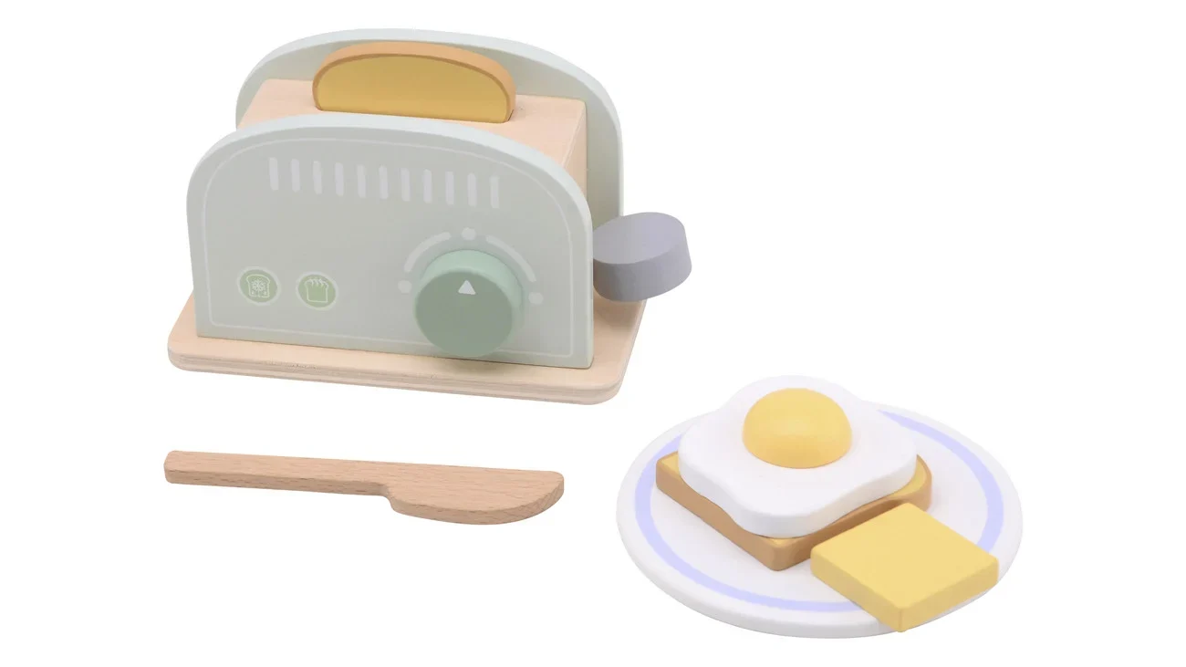 Houten broodrooster met een schijfje toast, een gebakken ei en een plakje boter op een bordje.