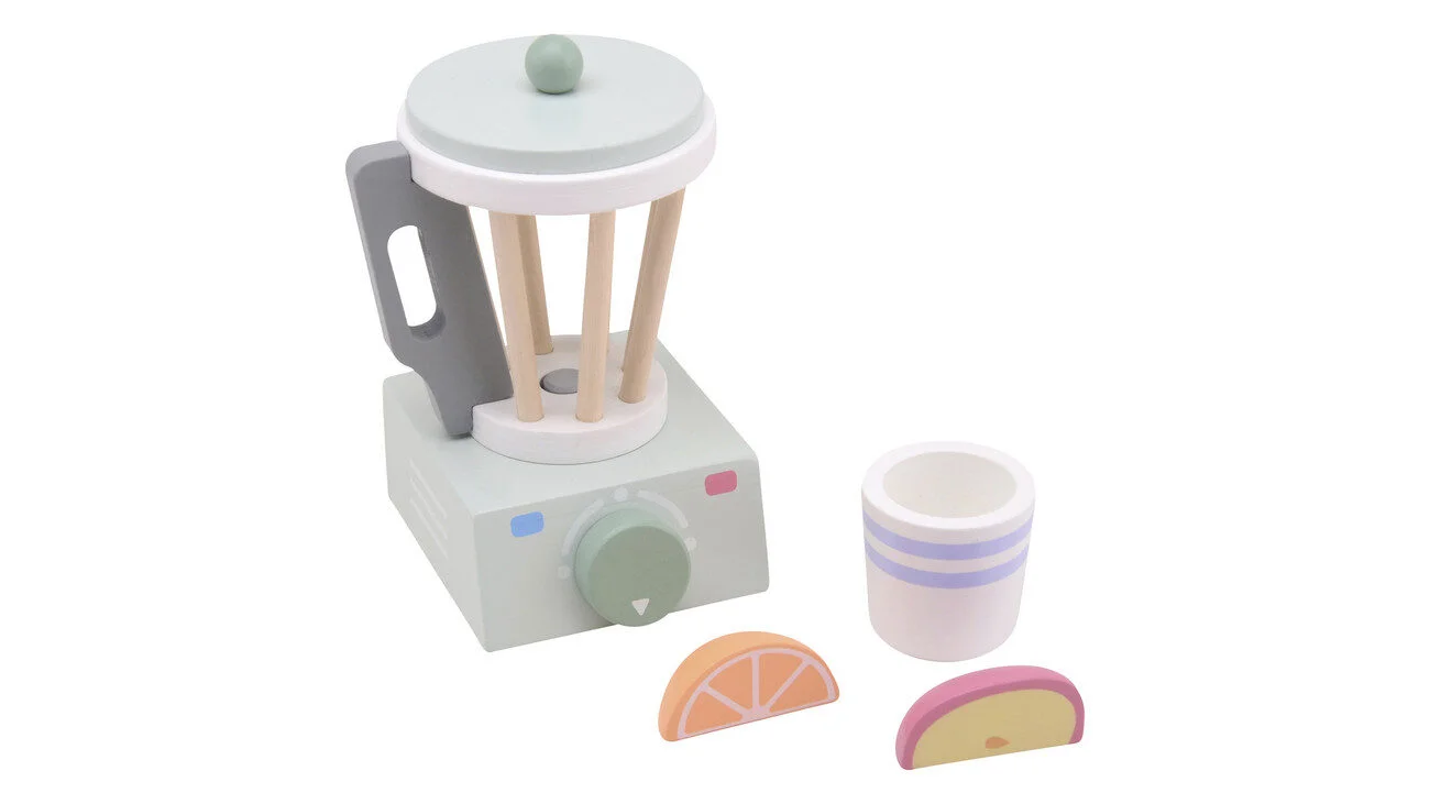 Houten blender met een groene knop, een beker en kleurrijke fruitstukken voor speels keukenplezier.