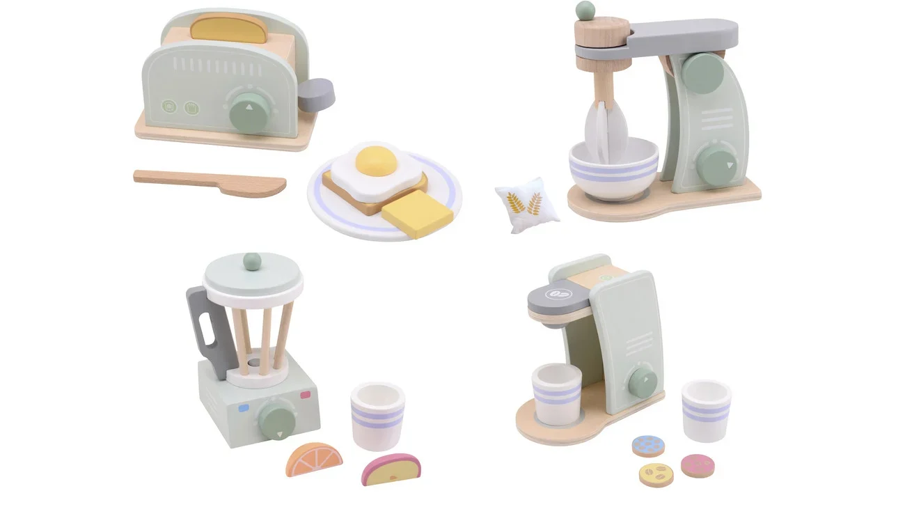 Set van 4 houten keukenapparaten: toaster, mixer, blender en koffiemachine met accessoires zoals een ei en schijven fruit.