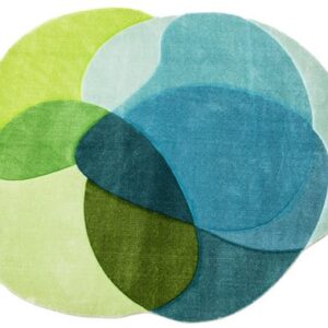 Organisch speelkleed Pebble met natuurlijke, harmonieuze kleuren in een vloeiende, speelse vorm. Perfect voor elk interieur.
