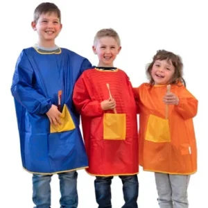 Set van 10 creatieve schorten in maat M, gedragen door kinderen in blauw, rood en oranje, met gele zakken.