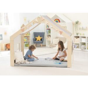 Fantasierijk EduCasa Droomhuis XL van stevig hout, met doorkijkramen, kinderen spelen binnen op een grijze mat.