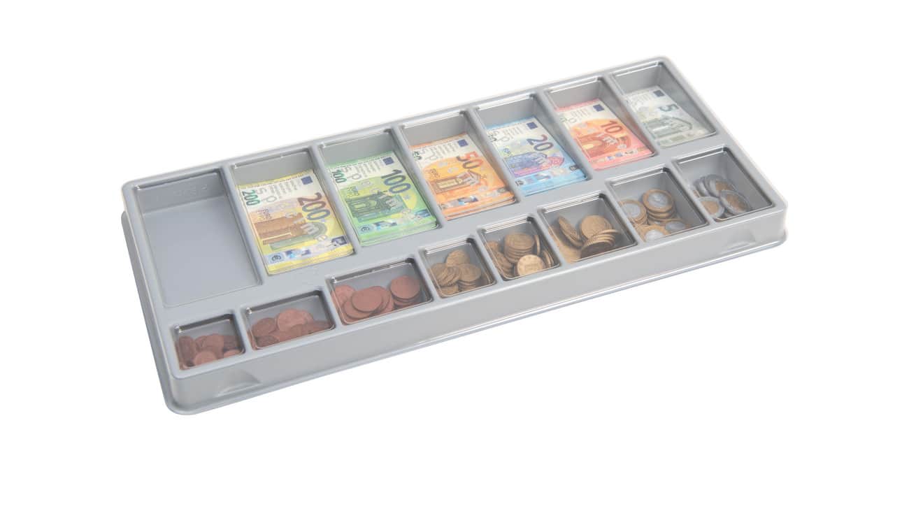 Oefengeldset met eurobiljetten en munten in een overzichtelijke opbergtray voor rekenvaardigheden.