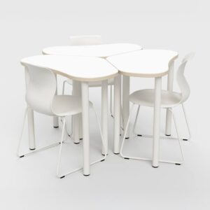 Flex SOFT Triangle tafel met unieke vorm, geschikt voor individuele en groepswerkplekken, met witte stoelen.