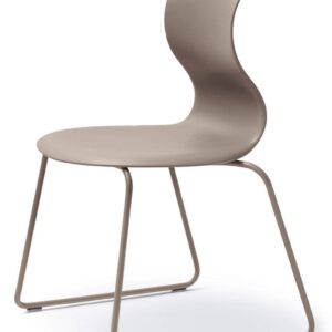 Stapelbare stoel met een elegant sledeframe en een vloeiende rugleuning, geschikt voor aulas en kantoren.