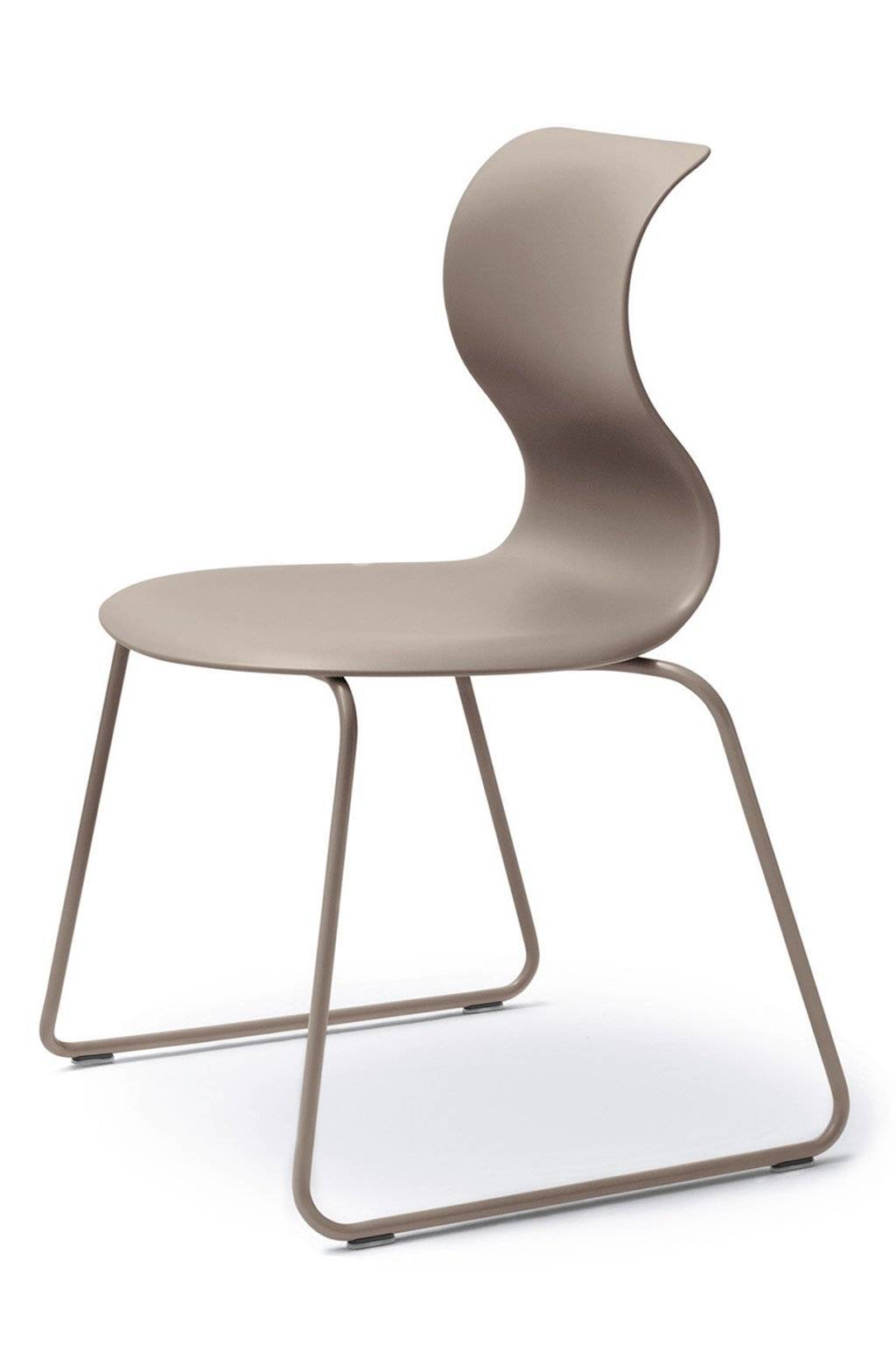 Stapelbare stoel met een elegant sledeframe en een vloeiende rugleuning, geschikt voor aulas en kantoren.