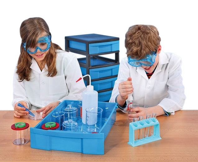 Mobiel laboratorium met 8 lades, leerlingen in labjassen en veiligheidsbrillen voeren experimenten uit.