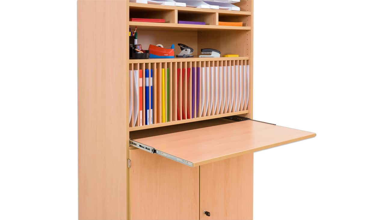 Hoge leerkracht kast met schrijfblad, 26 vakken voor kindregisters, afmetingen 190 x 94,4 x 60 cm, licht hout.
