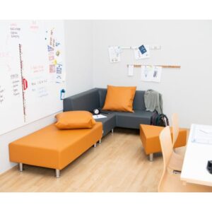 Ottoman BSO Lounge bank in grijs met oranje kussen, zithoogte 38cm, veilig en robuust, ideaal voor leerpleinen.