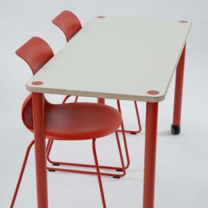 Flex DUO Tafel met rechthoekig blad en twee rode stoelen, ideaal voor samenwerking in onderwijsruimtes.