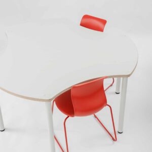 FLEX HUB Tafel met een wit blad en een rode stoel, ontworpen voor flexibele werkruimtes in onderwijsomgevingen.