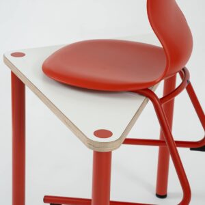 Flex Triangel Leerlingtafel met driehoekig blad en rode stoel, ontworpen voor samenwerking in onderwijsomgevingen.