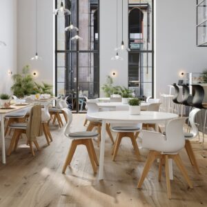 PRO Houten 4*Star Stoel in een moderne kantine, met een natuurlijk houten frame en ergonomisch zitvlak.