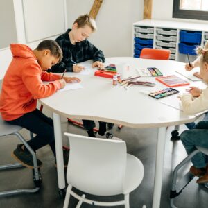 FLEX Flower Teamtafel met bloemvormig blad, gebruikt door kinderen voor groepswerk en creatieve activiteiten.