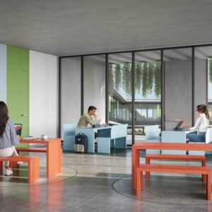 Moderne Future Learning Seating in een lichte ruimte, met kleurrijke tafels en banken voor samenwerking en leren.