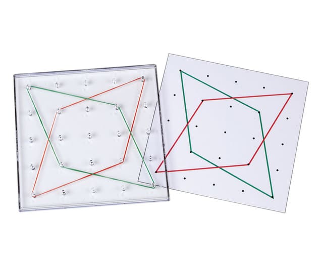 Geobord F set van 5, 15 cm x 15 cm, met elastieken in groen en rood op een transparante basis voor geometrische oefeningen.