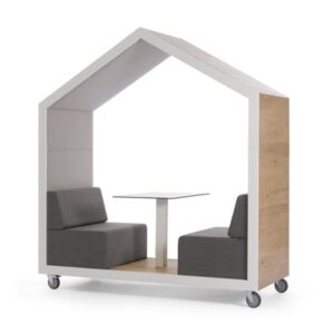 Speels, verrijdbaar huis met zitbanken en tafel, ideaal voor creatief gebruik in onderwijsomgevingen.