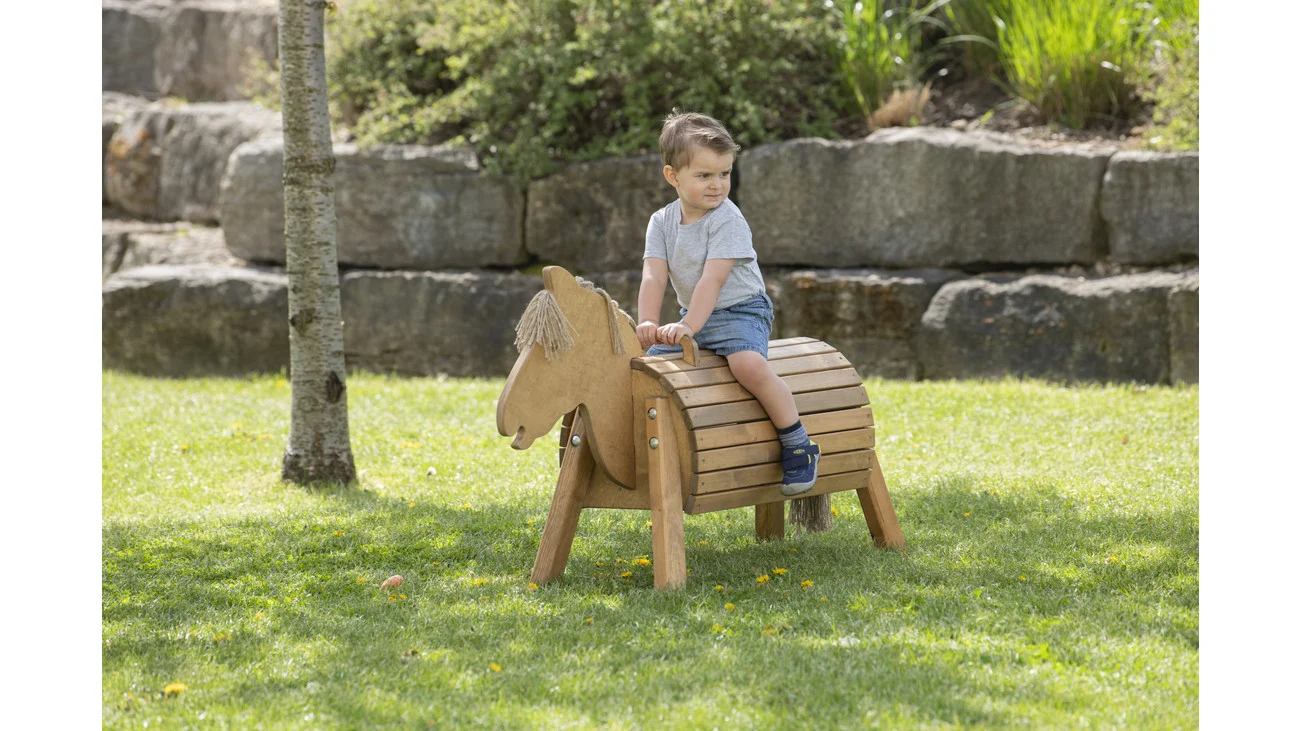 Houten paard Juvi met zachte manen, perfect voor fantasierijk buitenspel door kinderen.