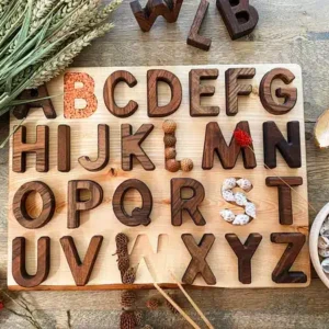 Hoofdletter puzzelbord met houten letters, geschikt voor buitenles en motorische ontwikkeling, omringd door natuurlijke ma...