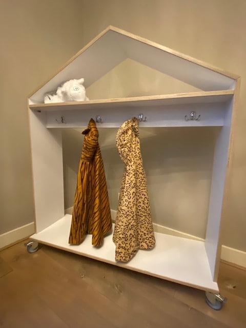 Vrolijke HappyVilla Garderobe met huisvorm, twee haakjes en opbergruimte, ideaal voor kleuterscholen en opvanglocaties.