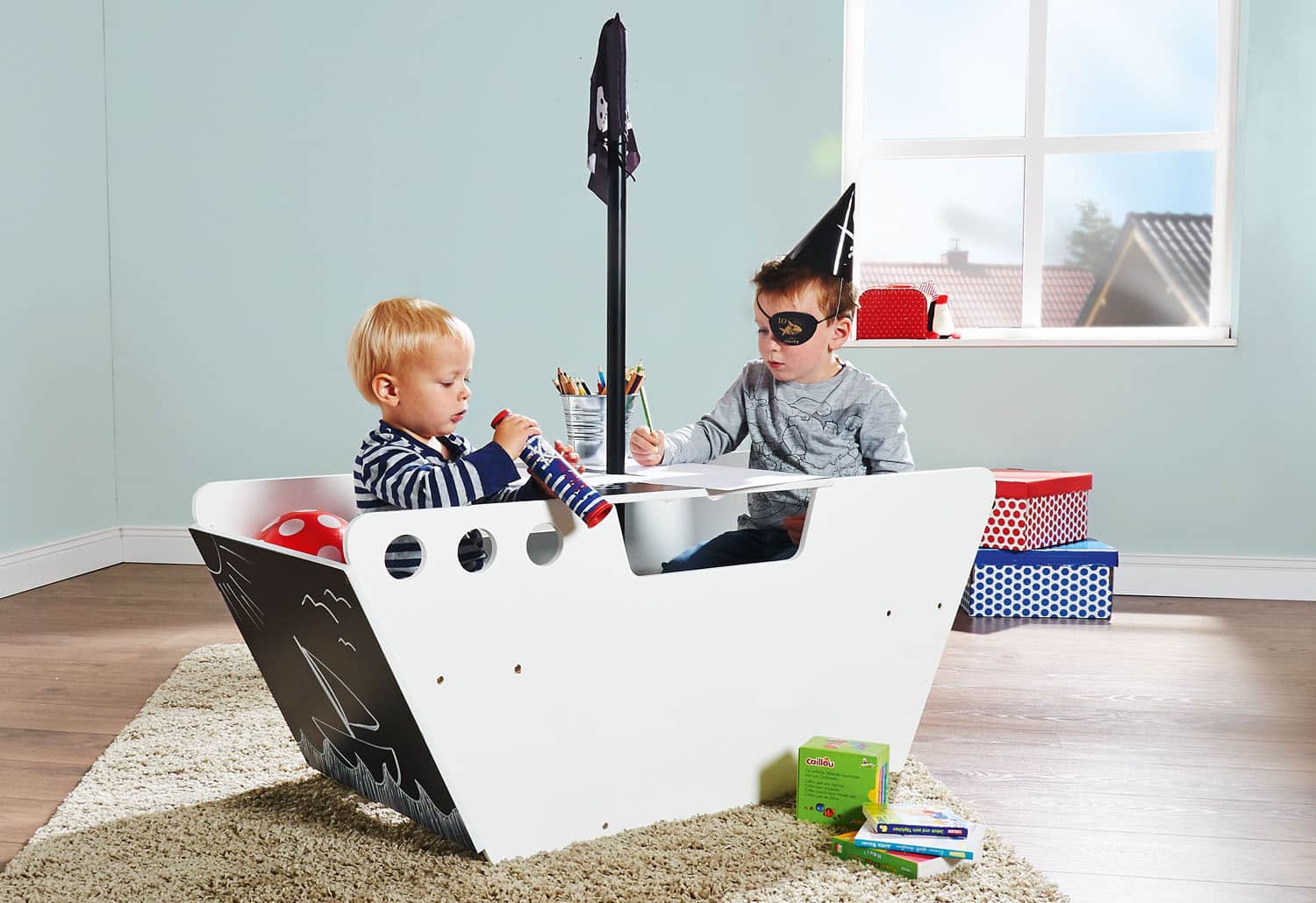 Speelschip Captain Jack met twee kinderen die tekenen en spelen, inclusief piratenaccessoires en opbergruimte.