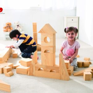 Grote, zachte bouwblokken in een speelse omgeving, kinderen bouwen en spelen samen met de blokken.