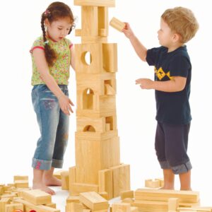Kinderen bouwen samen met zachte bouwblokken, creëren torens en structuren met verschillende vormen en maten.