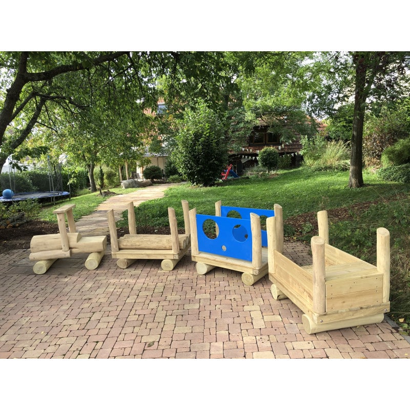 KDV Outdoor Trein 4-dlg, houten speeltoestel met wagons en een blauwe wand, ideaal voor buiten spelen in kinderopvang.