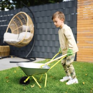 Tuingereedschap set met 2 kruiwagens, tuinhandschoenen, scheppen en harken, ideaal voor buitenles en natuuronderwijs.